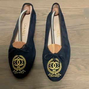 Chanel women’s navy blue velvet bow tie ballet flats with gold embroidery
